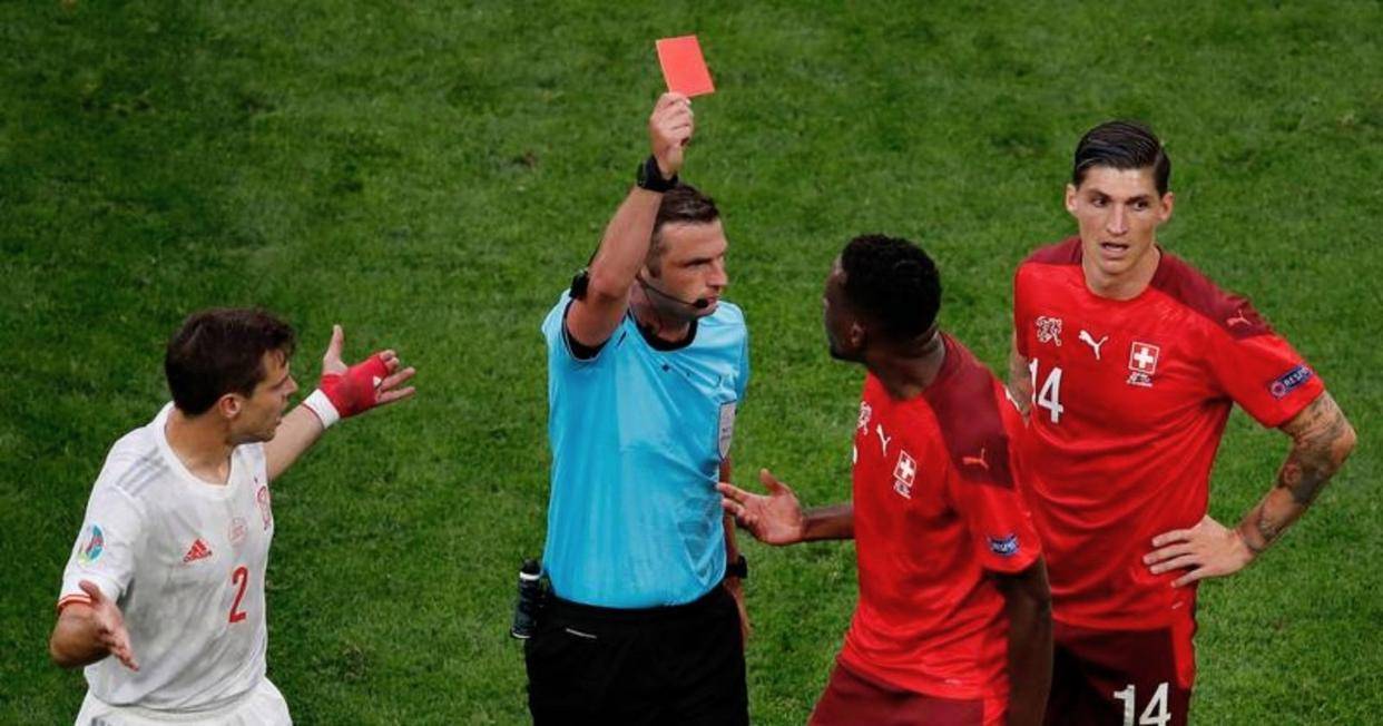 穆里尼奥又领红牌,本菲卡主场6万球迷嘘声震天,维尼修斯进球冲向角旗引发冲突