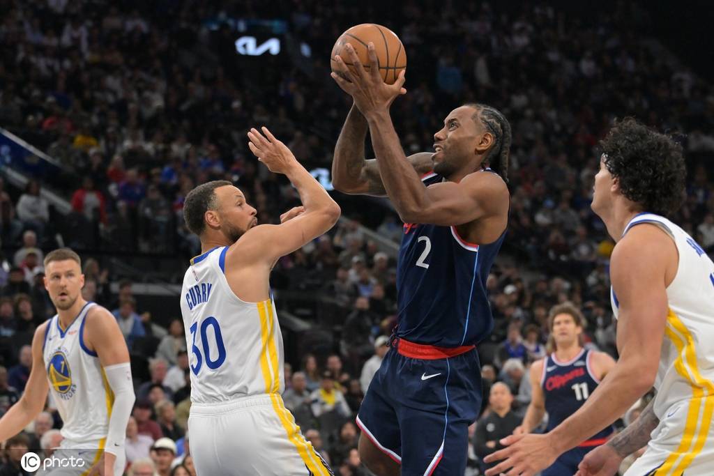 库里带伤鏖战轰35分助队逆转 媒体人:当代的真正王者!